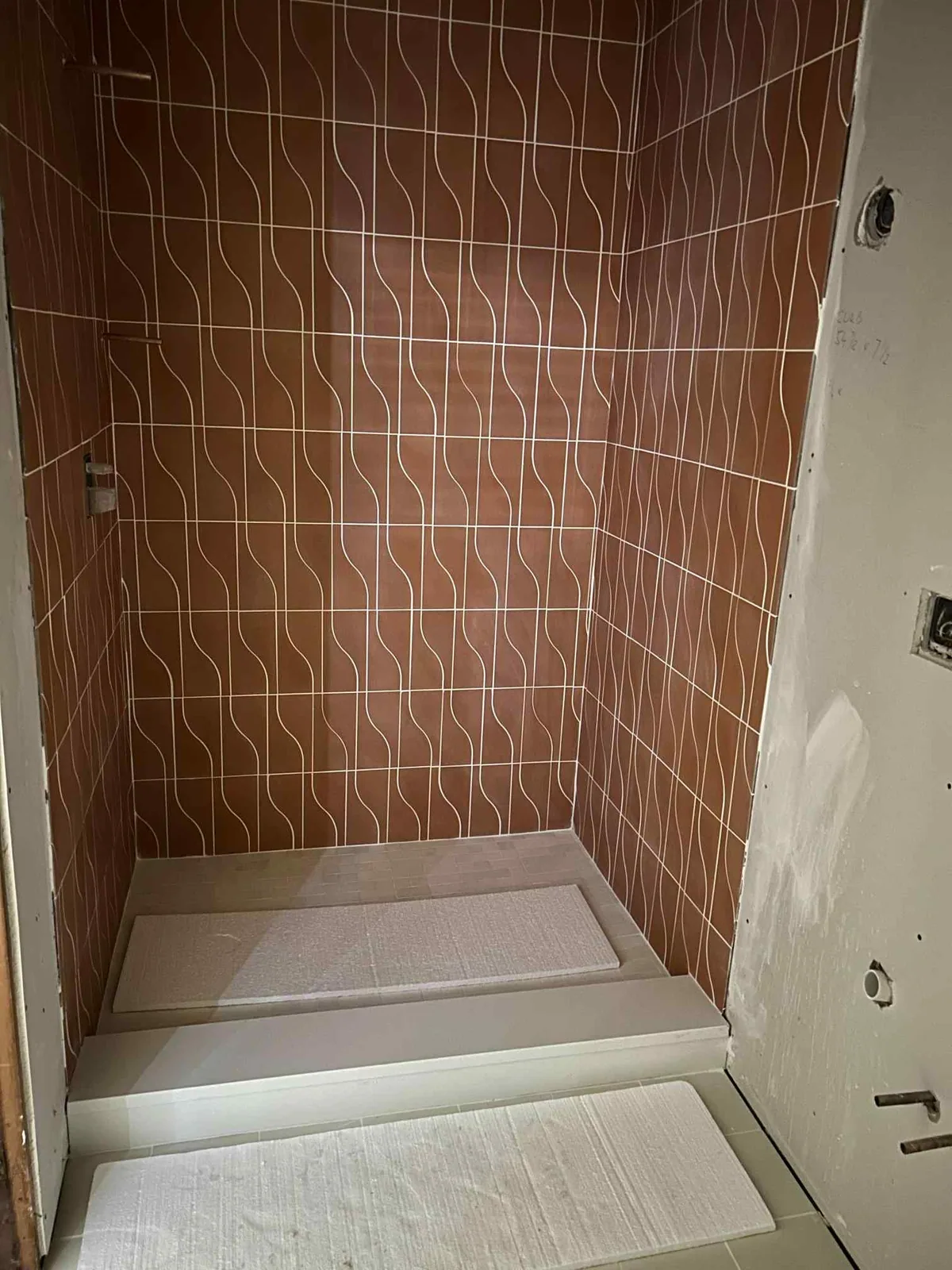 Tile tub surround installation in a Chicago bathroom